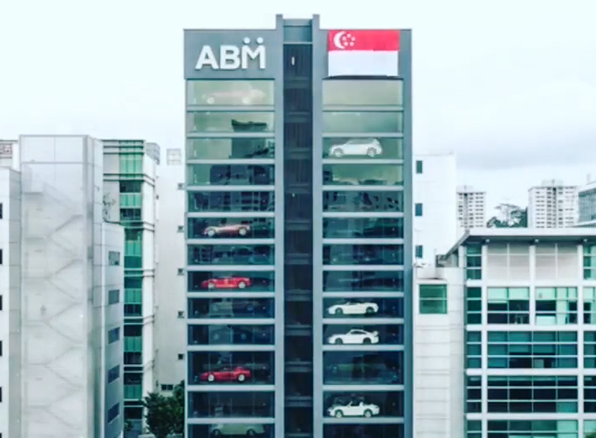 El 'vending' escala, literalmente, con la torre de Singapur que dispensa coches de lujo